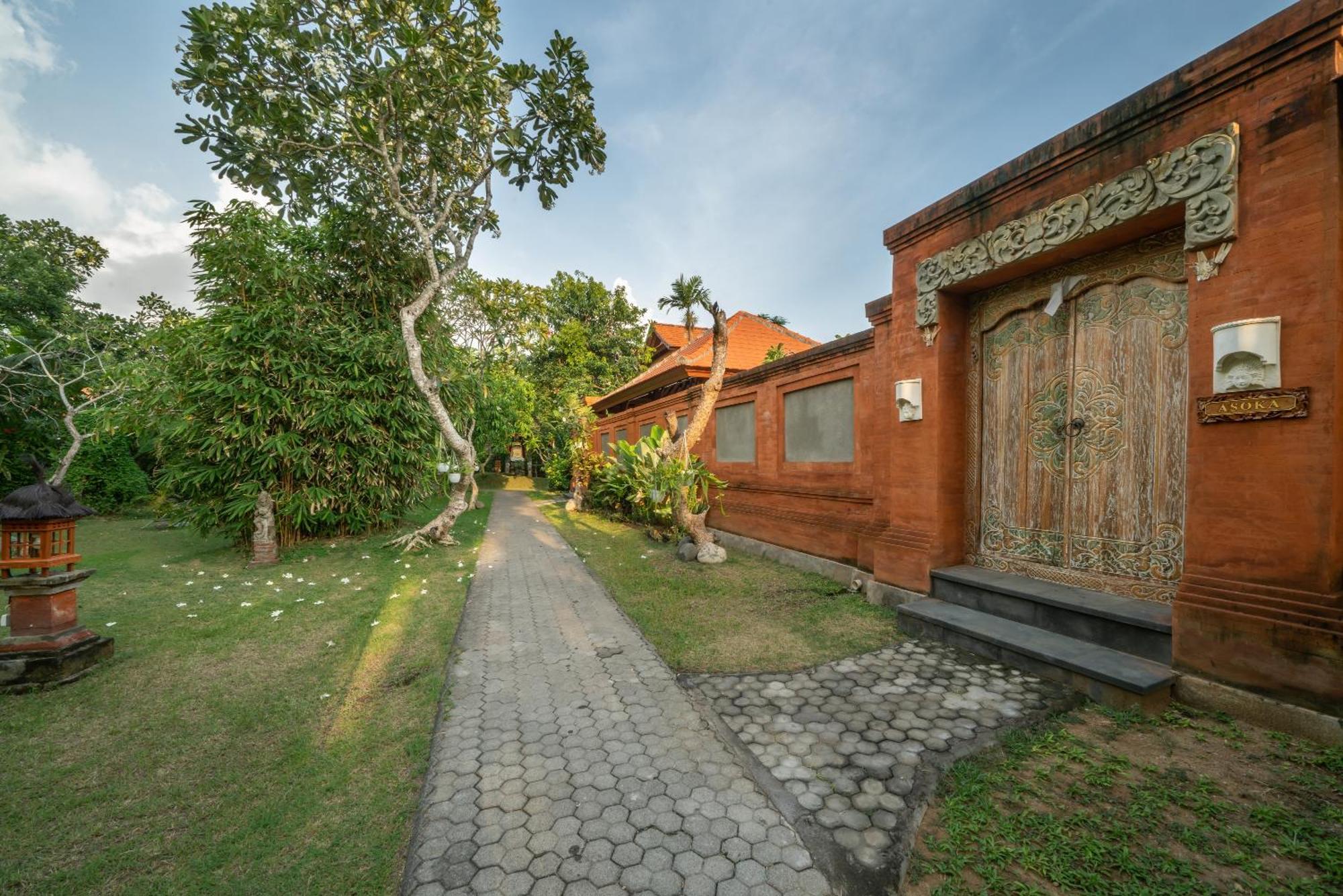 Three Brothers Bungalows & Villas Legian Dış mekan fotoğraf